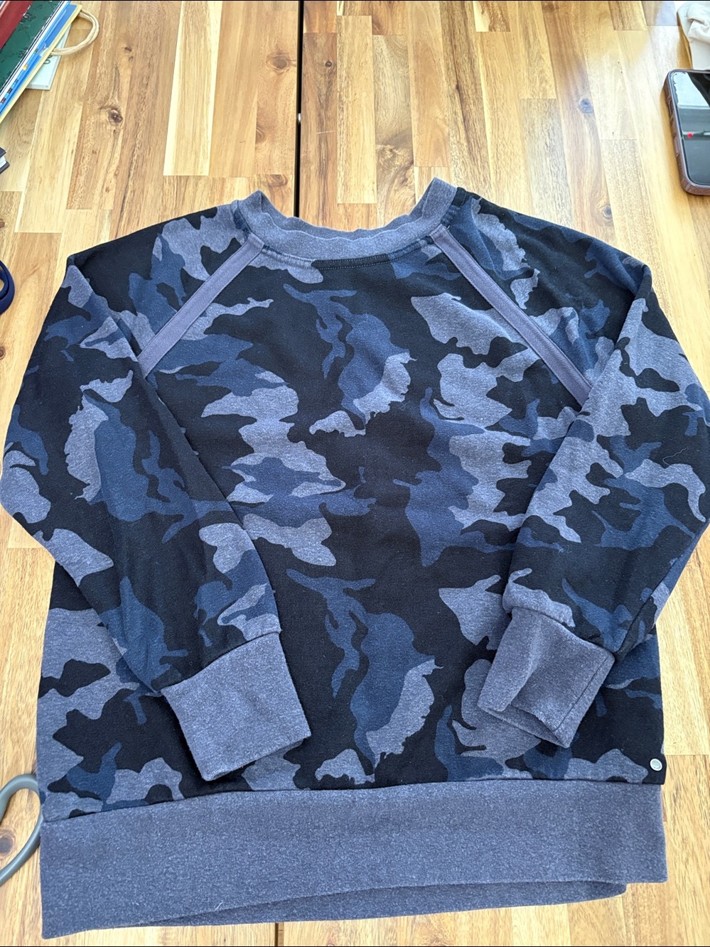 Soft Camo Blue/Gray Woman’s Crew Neck Sweatshirt Sz S